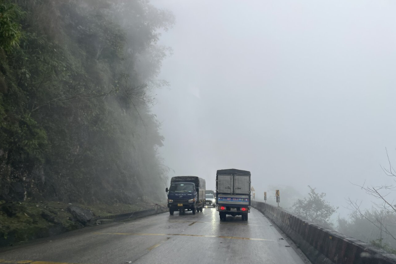 Chú ý cẩn thận khi vượt trên đường 2 chiều 