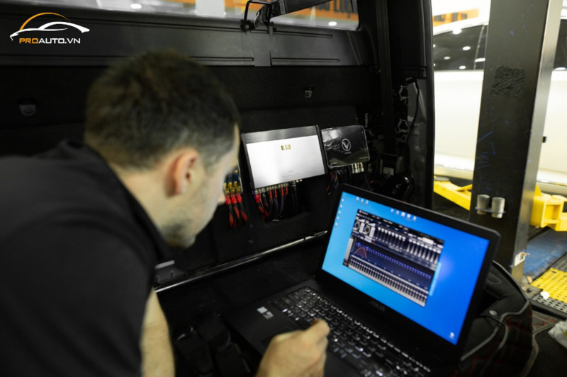 Chuyên gia đến từ Ukraine trực tiếp lắp đặt và căn chỉnh âm thanh xe hơi