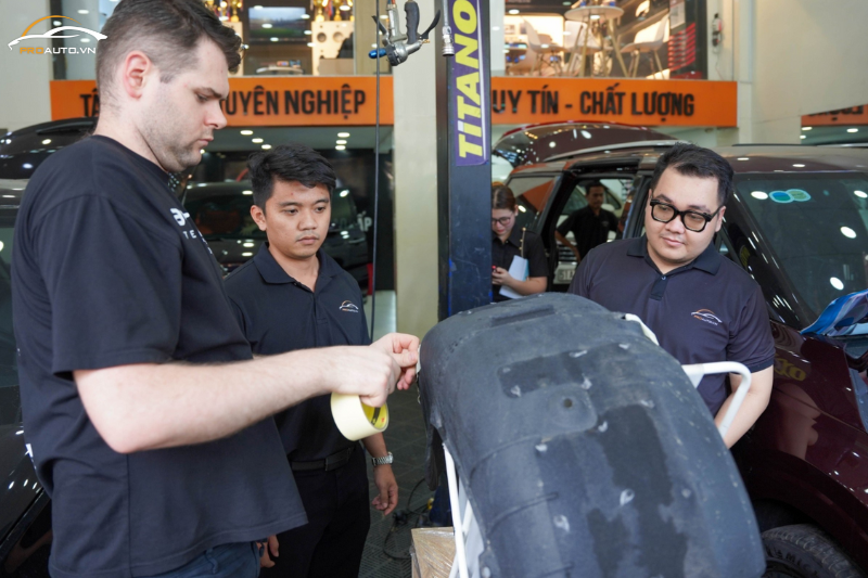 Chuyên gia thực hiện dán băng keo để bảo vệ những chỗ không cần hóa nhựa.