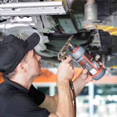 Chuyên viên thi công phủ gầm ô tô