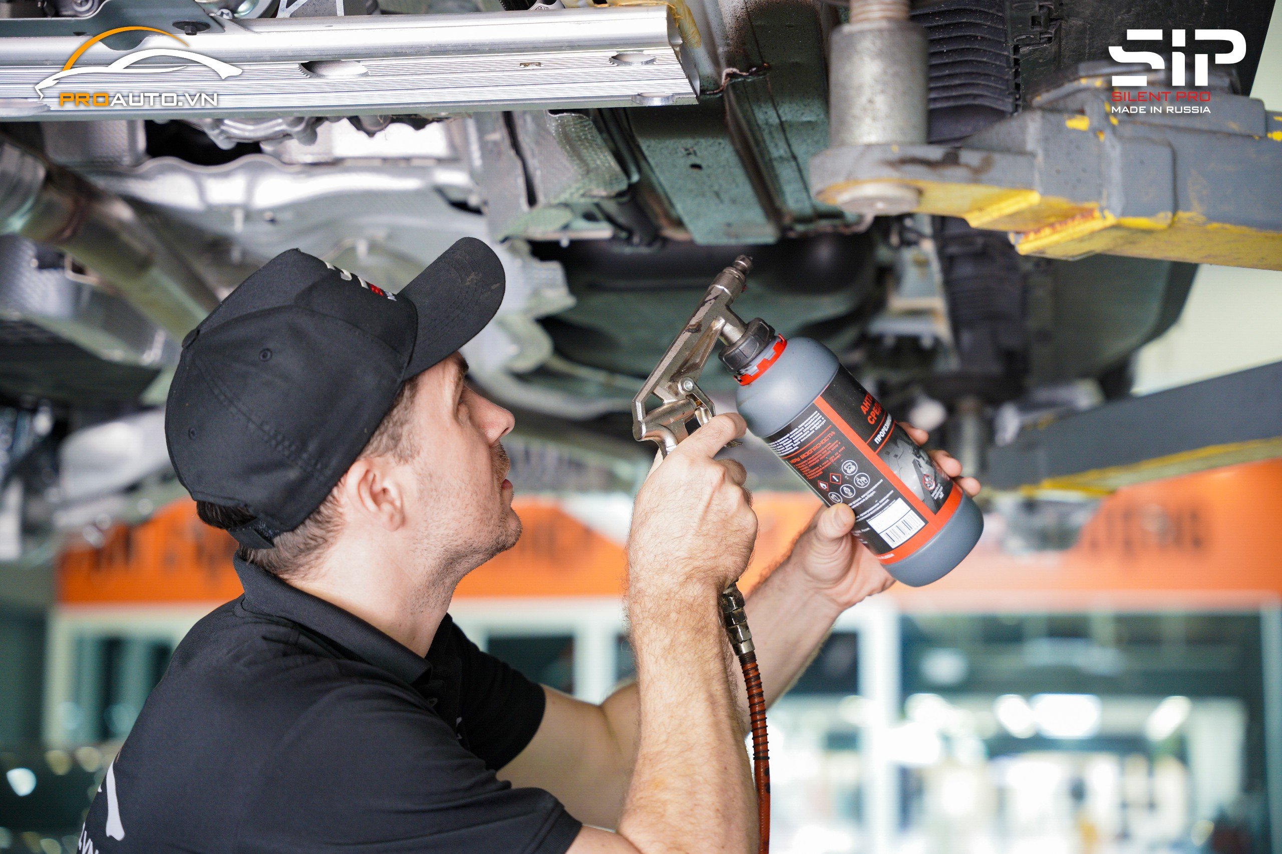 Chuyên viên thi công phủ gầm ô tô