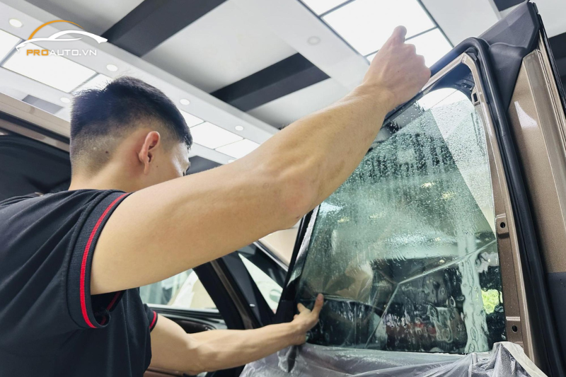Có nên dán phim cách nhiệt xe Toyota Hiace?