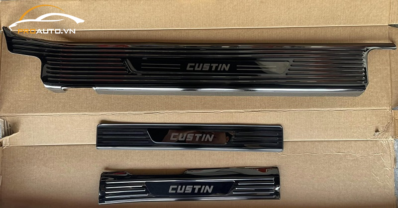 Có nên độ ốp chống trầy bậc cửa Hyundai Custin 2024?