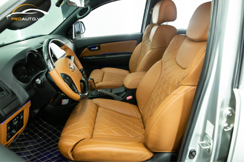 Có nên đổi màu nội thất xe Toyota Hiace?