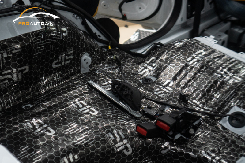 Có nên làm cách âm cho xe ô tô