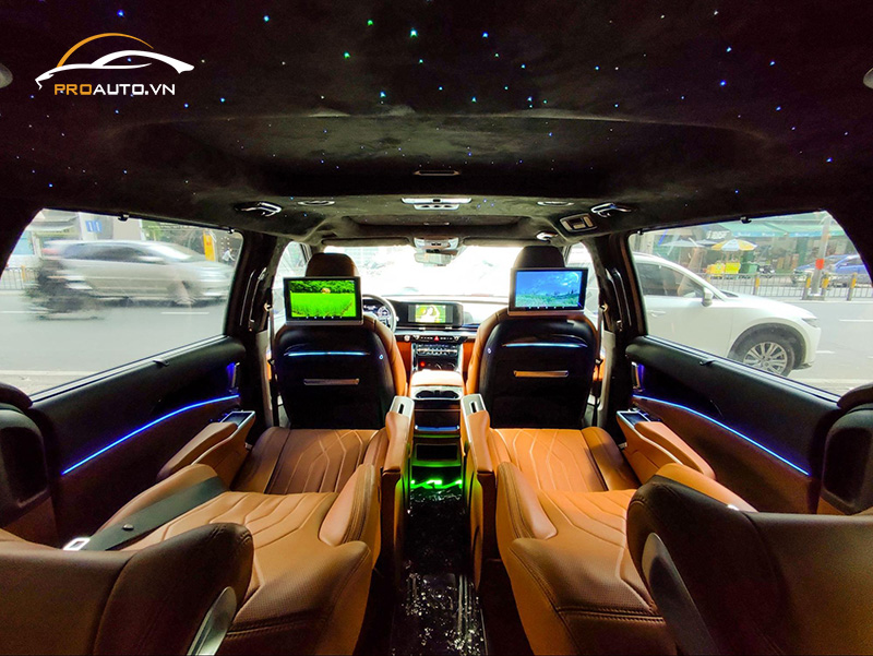 Có nên lắp màn hình gối đầu ô tô?