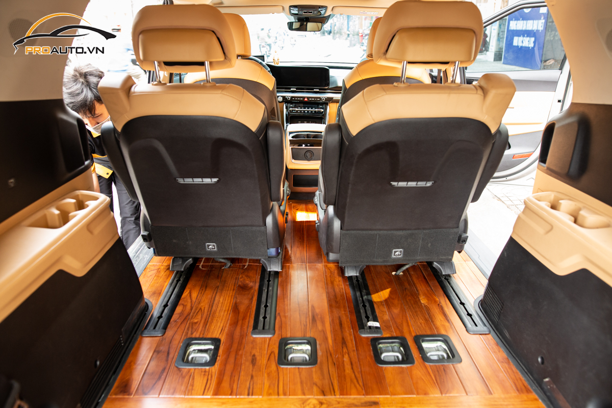 Có nên lót sàn gỗ xe Kia Carnival?