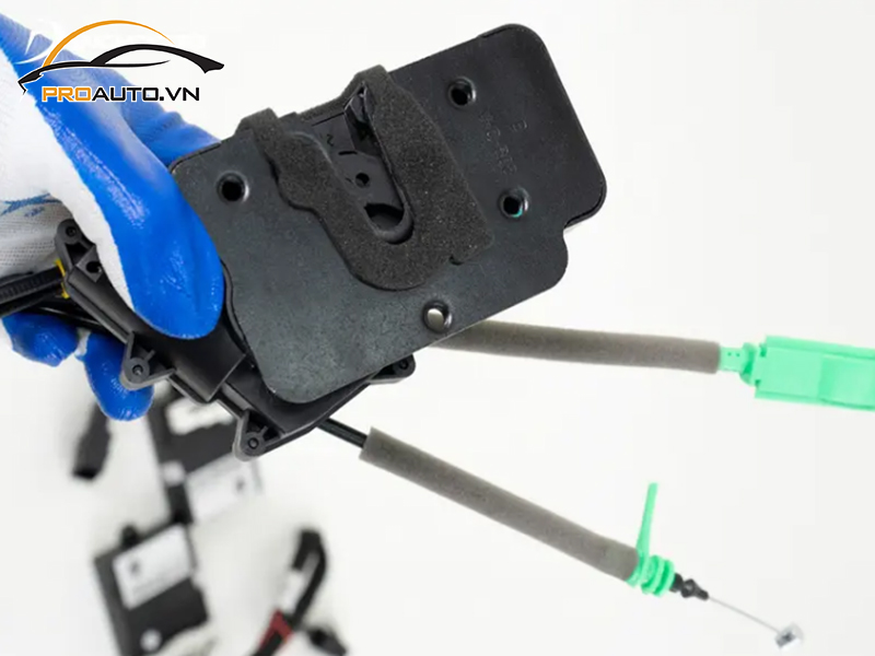 cua hit o to xe Ford Escape 5