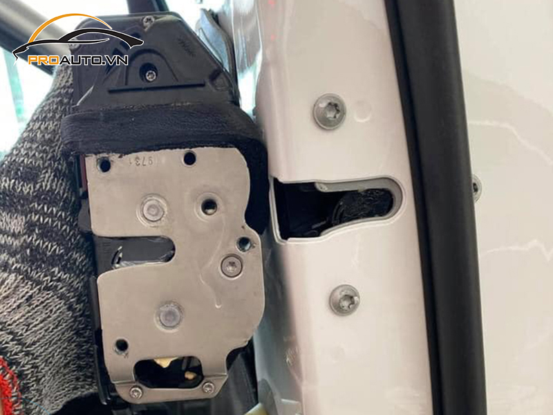 cua hit o to xe Ford Everest 12