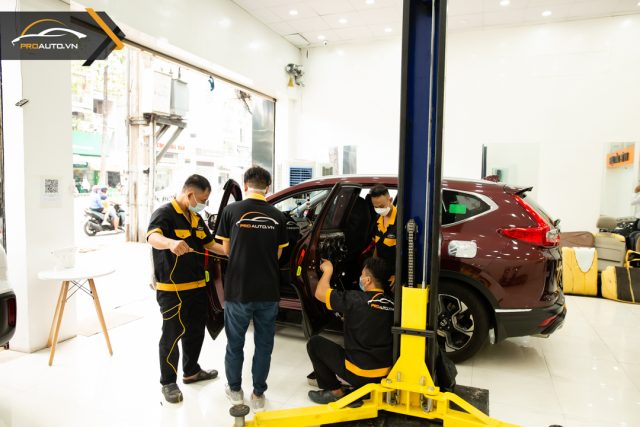 cua hit o to xe Ford Everest 14