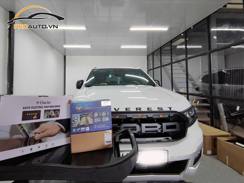 cua hit o to xe Ford Everest 2