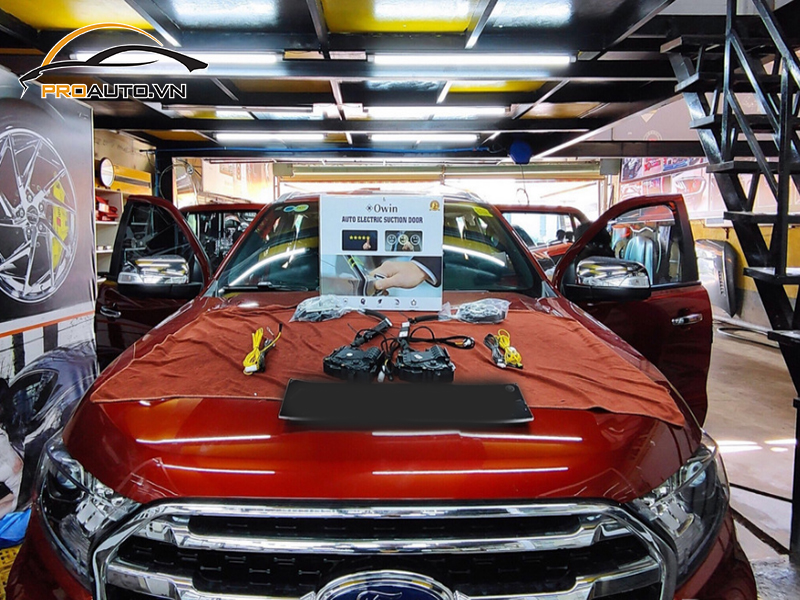 cua hit o to xe Ford Everest 4