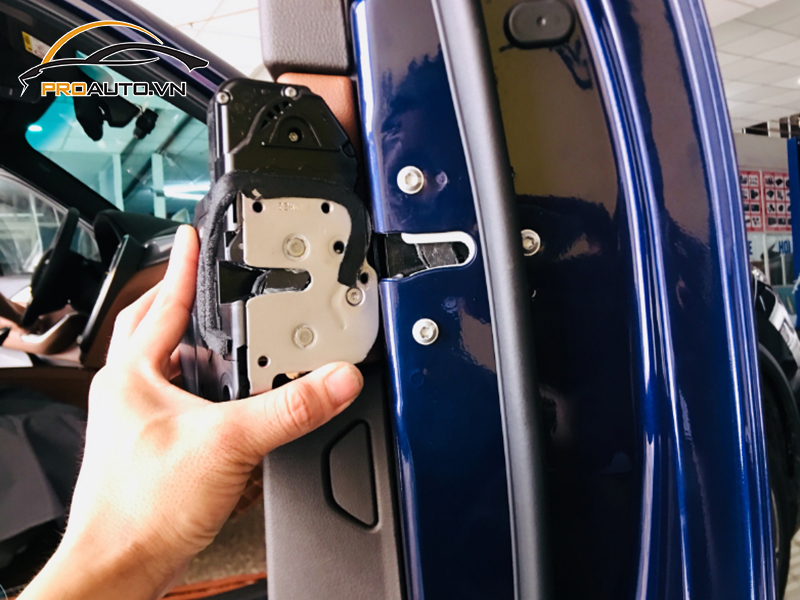 Cửa hít cho xe 9 chỗ