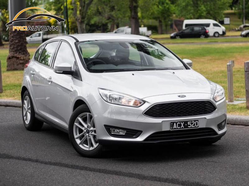 cua hit o to xe Ford Focus 2