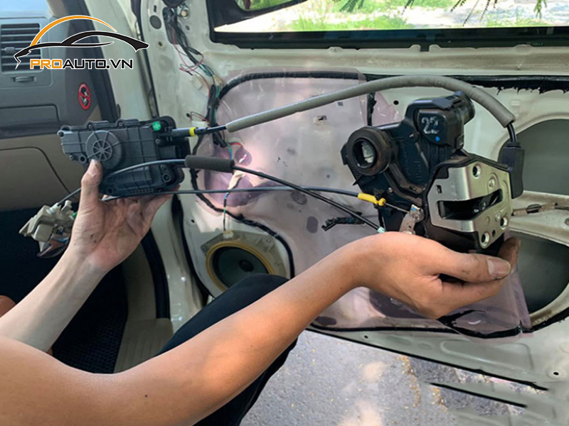 cua hit o to xe Ford Focus 5