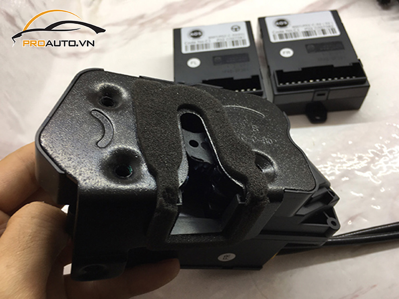 cua hit o to xe Mazda 6 12