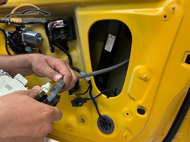 cua hit o to xe Mazda 6 17