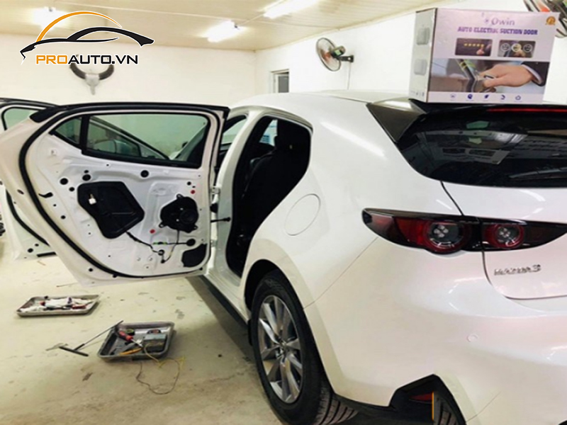 cua hit o to xe Mazda3 2 1