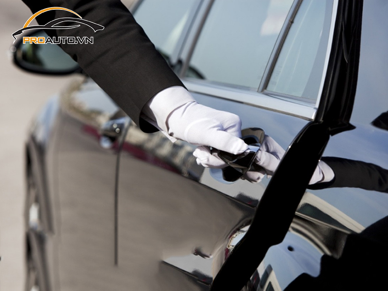 cua hit o to xe Mazda3 4