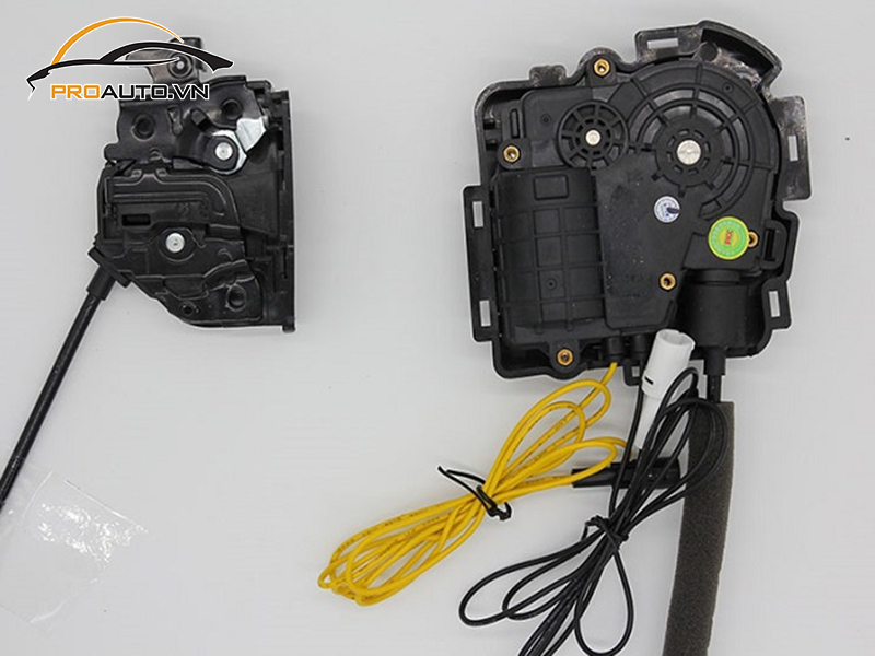 cua hit o to xe Mazda3 5