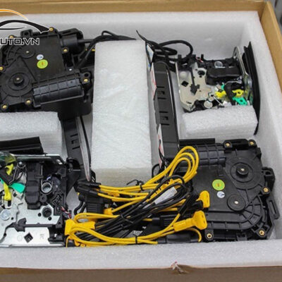 cua hit xe Sedona 10 1