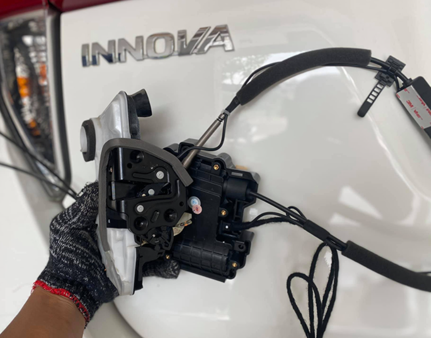 Độ cửa hít ô tô xe Toyota Innova