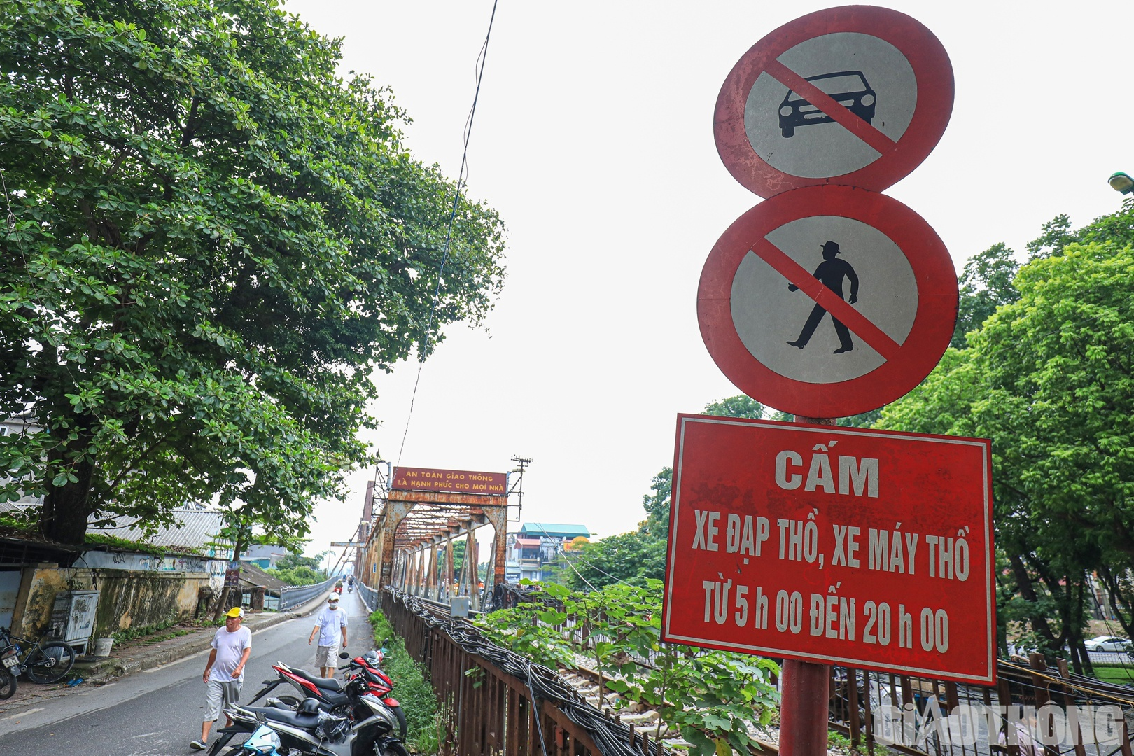 Đặc điểm nhận biết biển báo cấm người đi bộ 