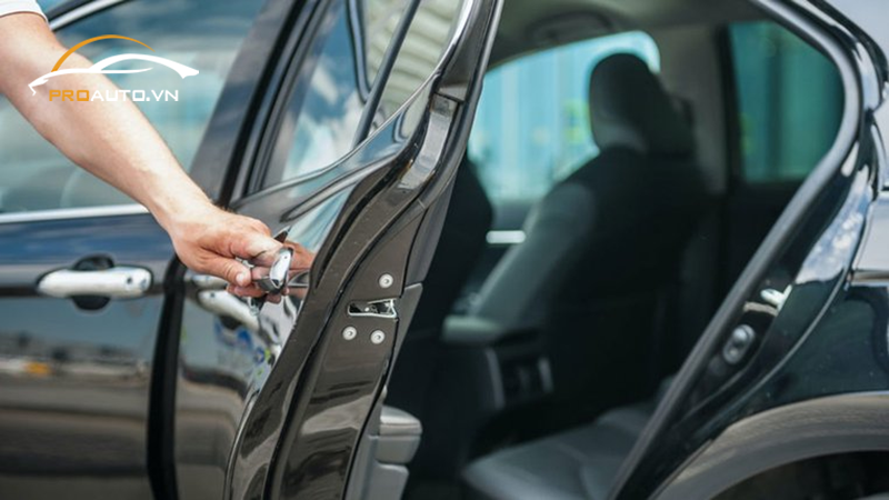 Đảm bảo cửa xe luôn đóng chặt