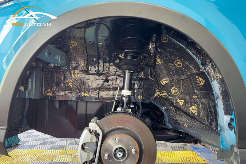Dán cách âm chống ồn tại vị trí 4 hốc bánh xe Toyota Vios