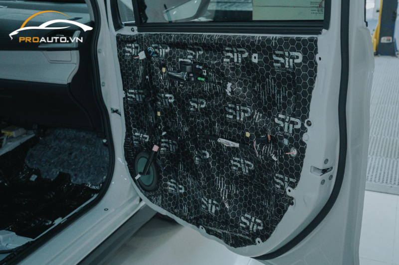 Dán cách âm chống ồn tại vị trí cửa xe Vios