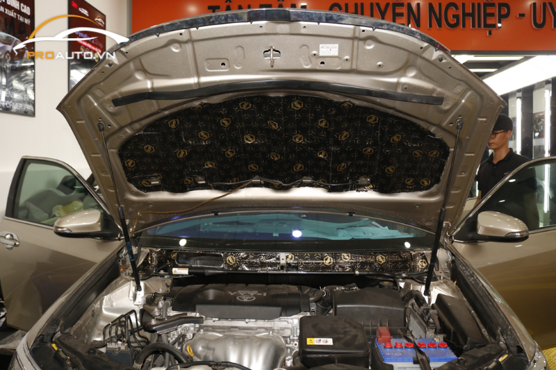 Dán cách âm chống ồn tại vị trí khoang máy Toyota Vios