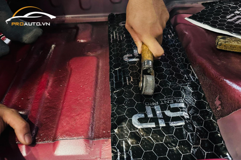 Dán cách âm sàn giúp giảm thiểu tiếng ồn cho xe