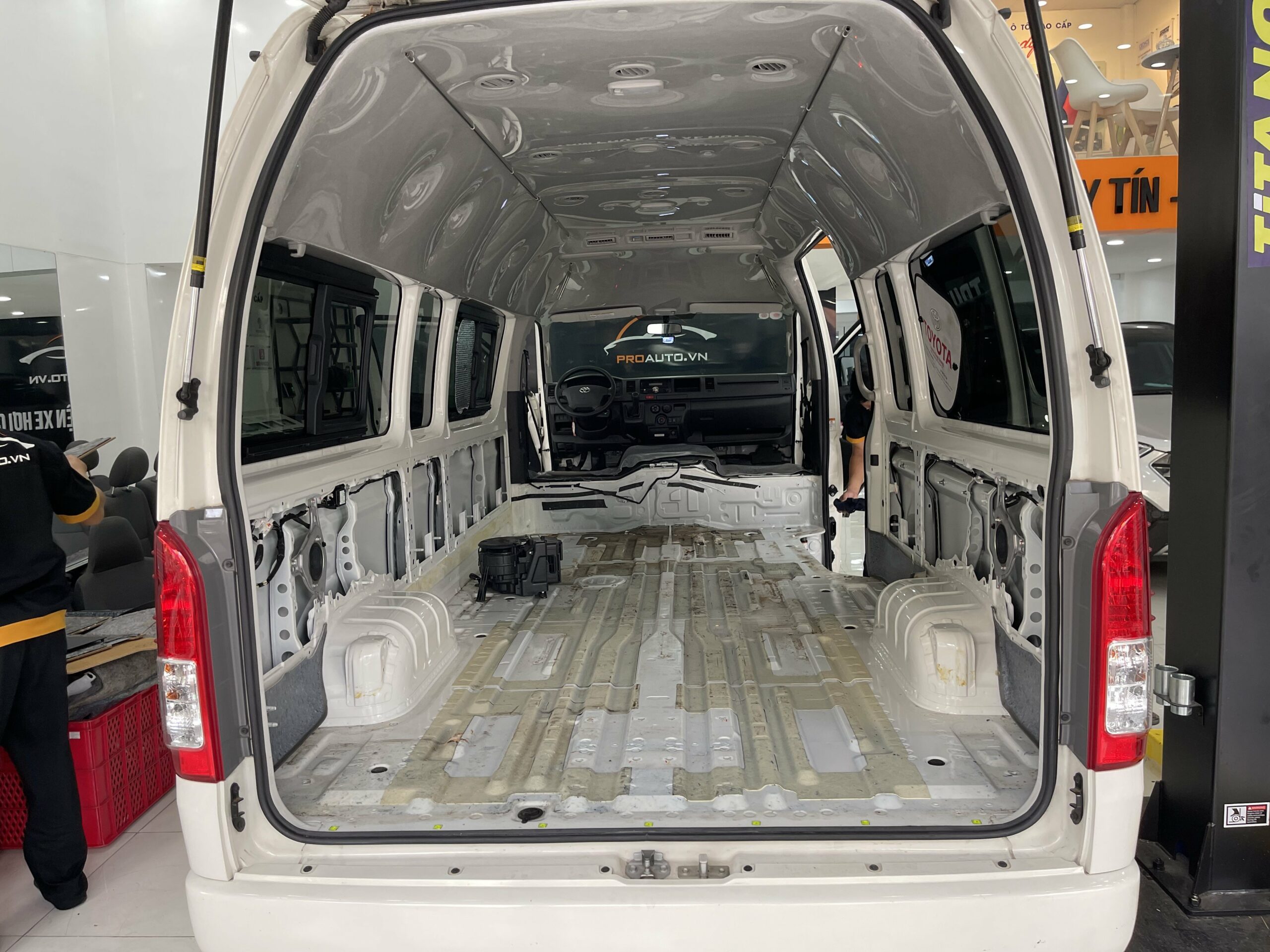 Sàn xe Hiace trước khi dán cách âm