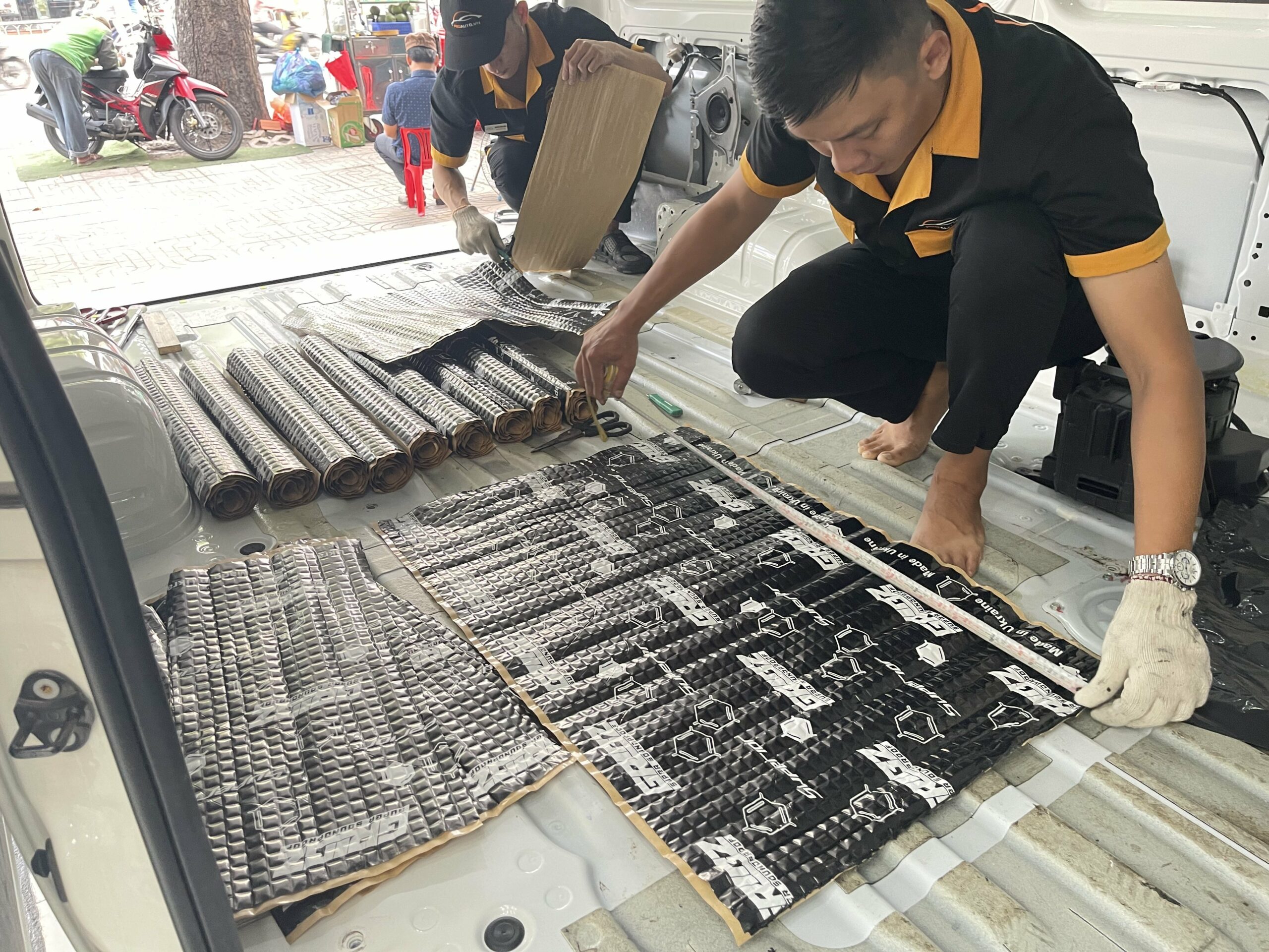 Dán vật liệu cách âm chống ồn xe Hiace