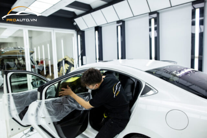 Dán cách nhiệt kính sườn sau và kính lưng