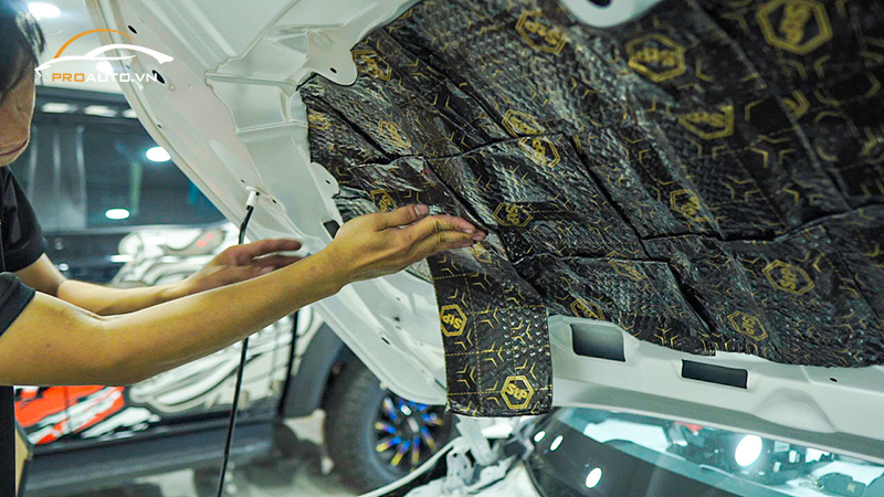 Dán chống ồn xe ô tô cách âm StP Black Gold tại vị trí khoang máy ô tô