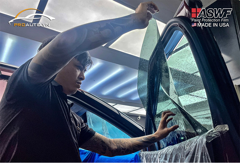 Thi công dán phim cách nhiệt ô tô tại PROAUTO.VN
