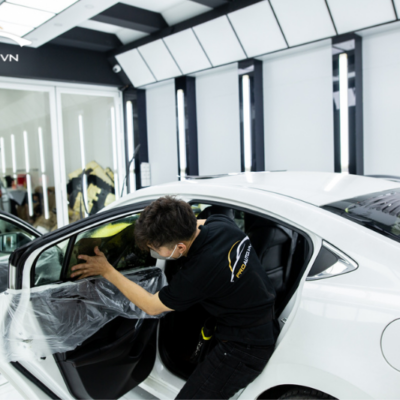 Dán phim cách nhiệt cho cửa kính xe ô tô