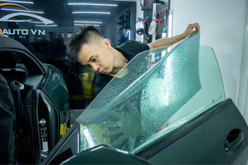 Dán phim cách nhiệt cho cửa kính xe 