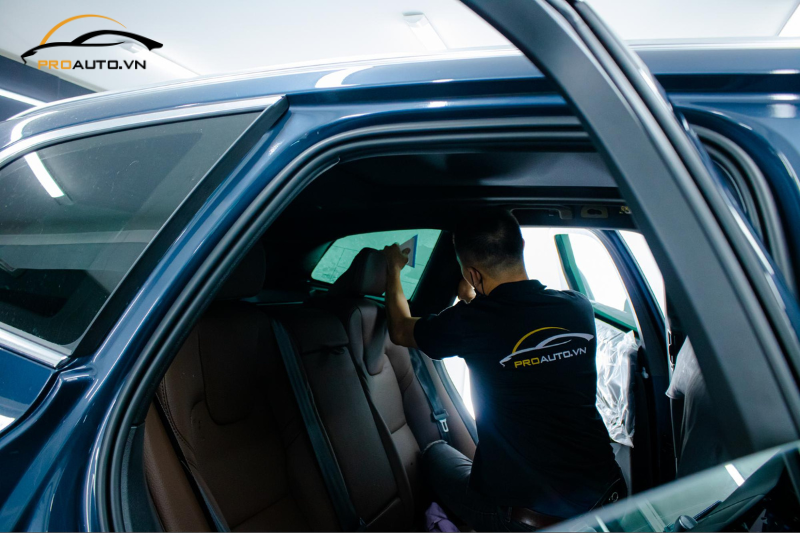 Dán phim cách nhiệt cho kính khoang xe hơi