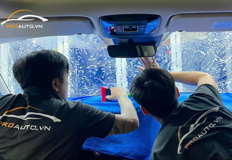 Dán phim cách nhiệt cho kính lái