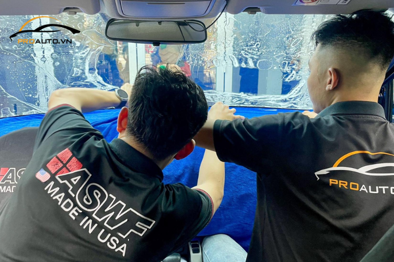 Dán phim cách nhiệt cho kính lái Kia Carens