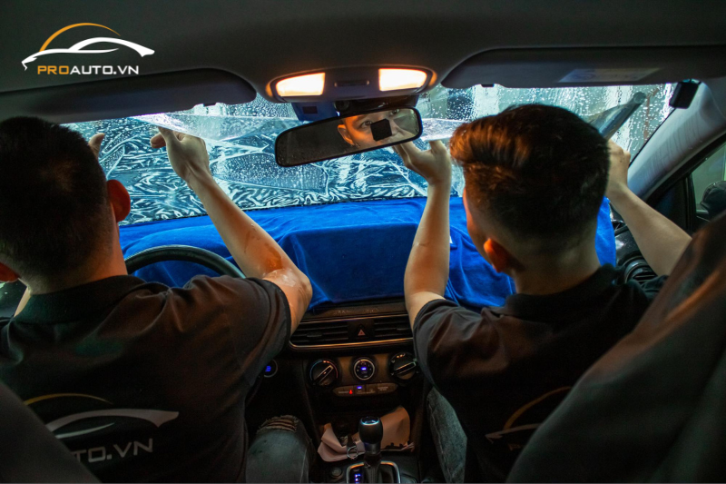 Dán phim cách nhiệt cho kính lái ô tô 