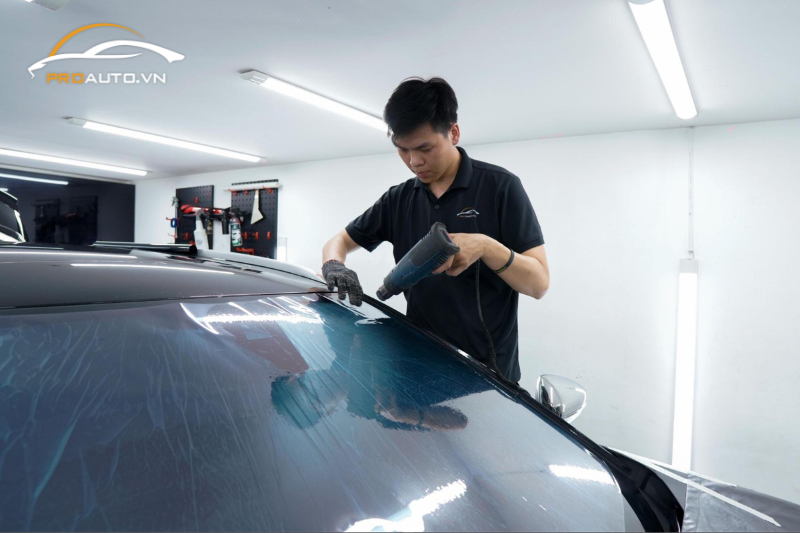 Dán phim cách nhiệt cho kính lái ô tô