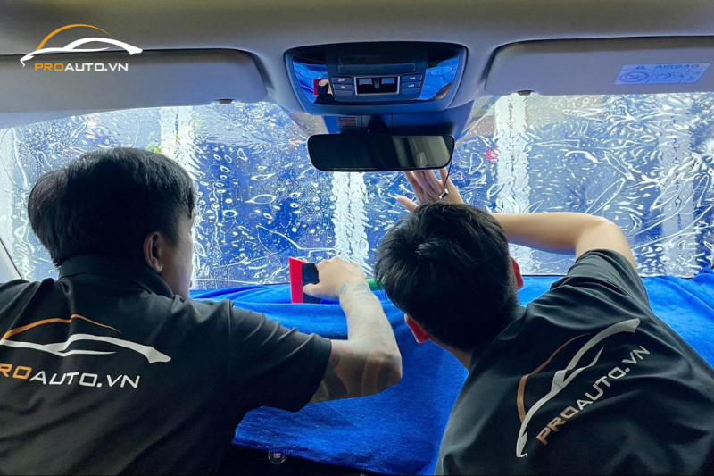 Dán phim cách nhiệt cho kính lái ô tô 