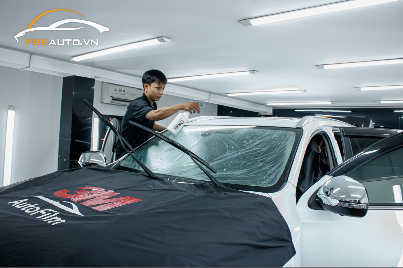 Dán phim cách nhiệt cho kính lái xe hơi 