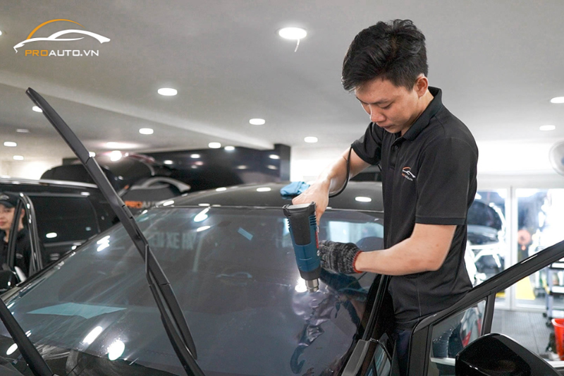 Dán phim cách nhiệt cho kính lái xe Subaru