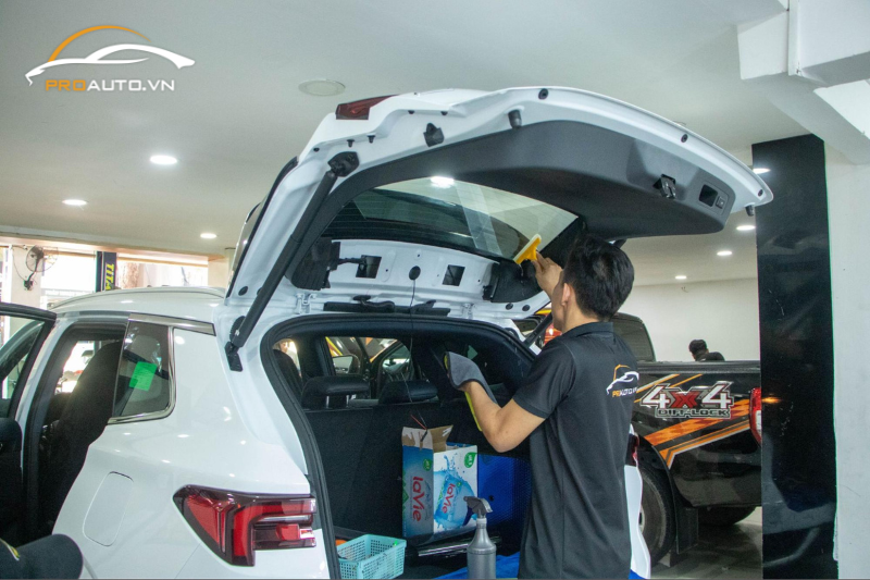 Dán phim cách nhiệt cho kính lưng ô tô