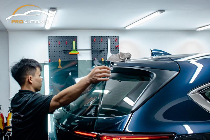 Dán phim cách nhiệt cho kính lưng ô tô