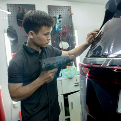 Dán phim cách nhiệt cho kính lưng xe hơi